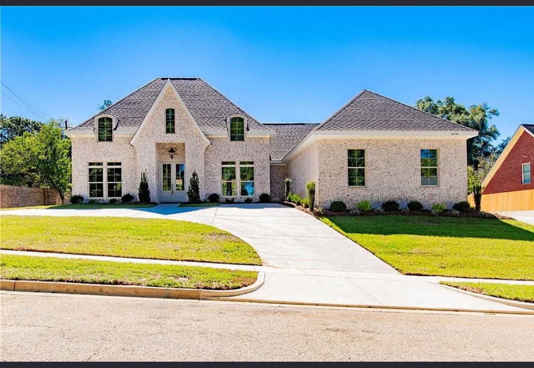 LUXURIOUS PRIMARY SUITE